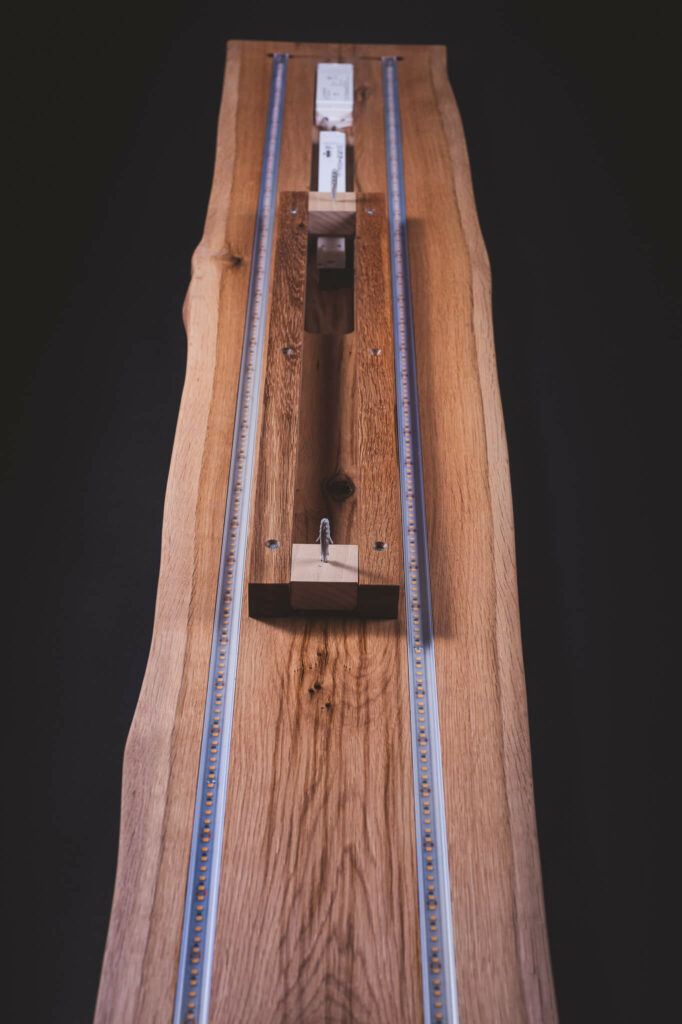 Lichten Lampe aus Eichenholz Detailaufnahme der Oberseite mit Montagevorrichtung